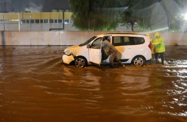 İzmir sele teslim oldu